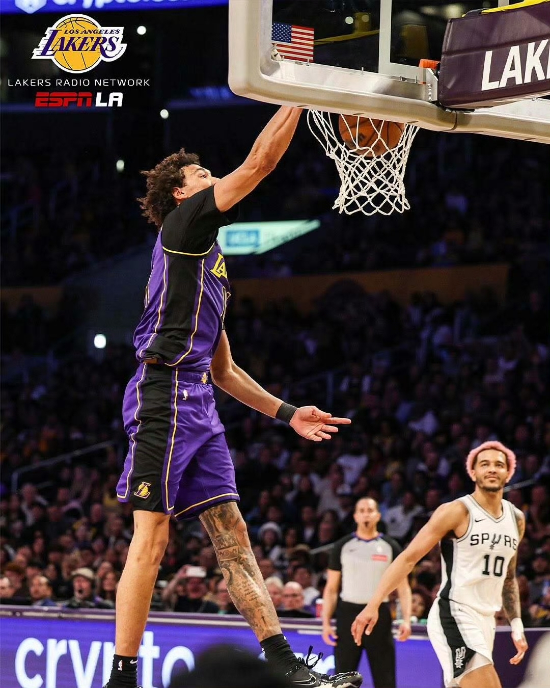 开云体育在线-马刺逆转魔术，布克送出助攻